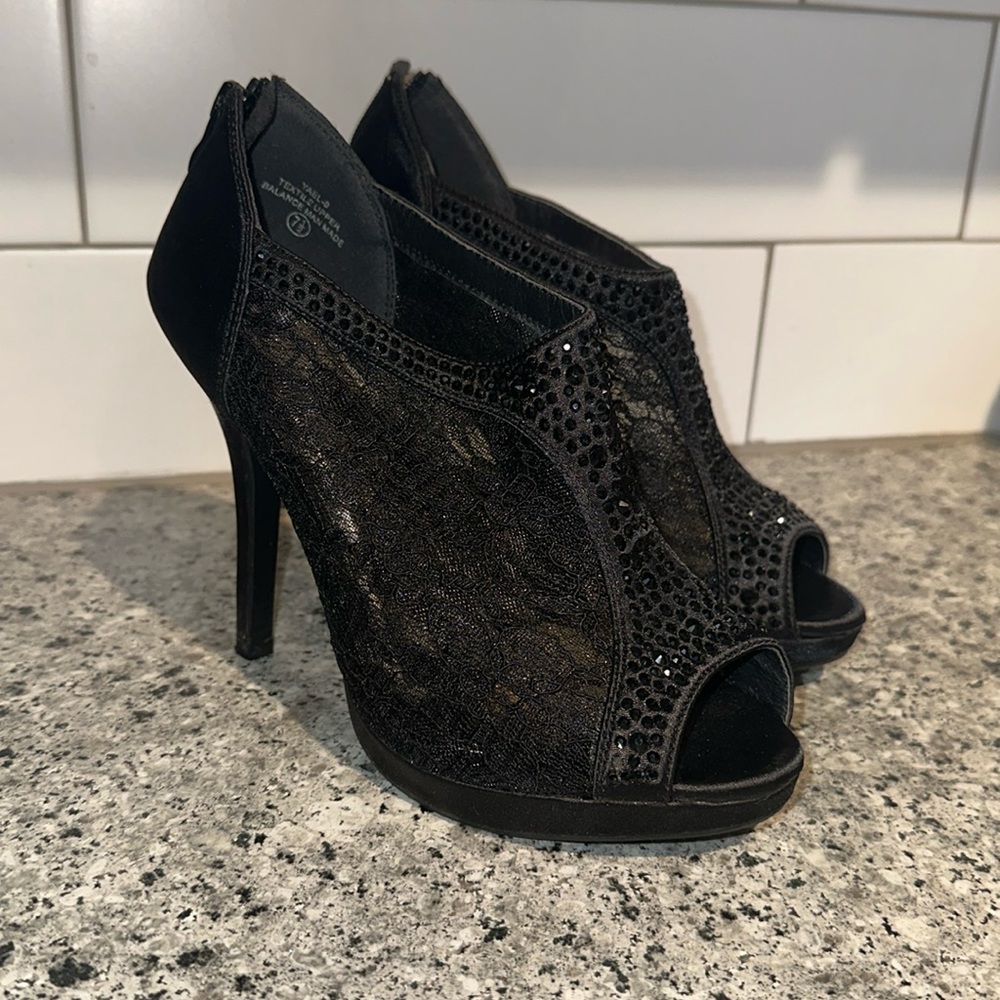 Black Pumps